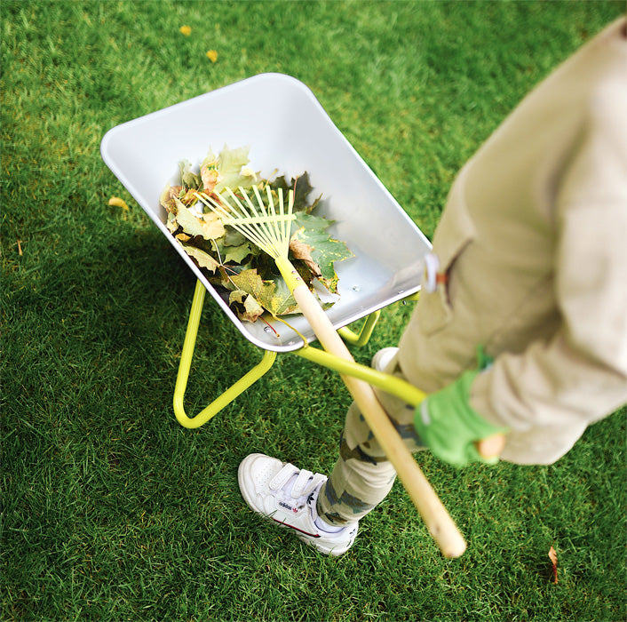 Schubkarre mit Gartenwerkzeug