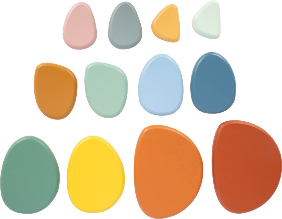 Jeu d'équilibre Montessori avec des pierres de rivière