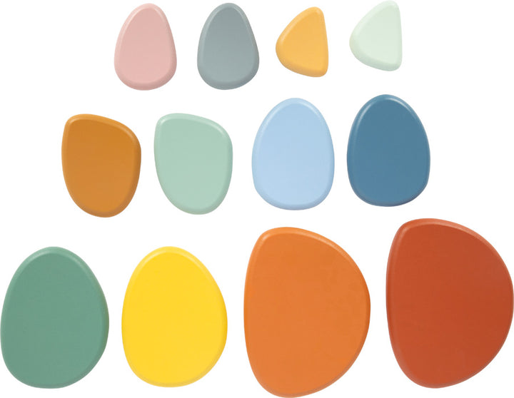 Jeu d'équilibre Montessori avec des pierres de rivière